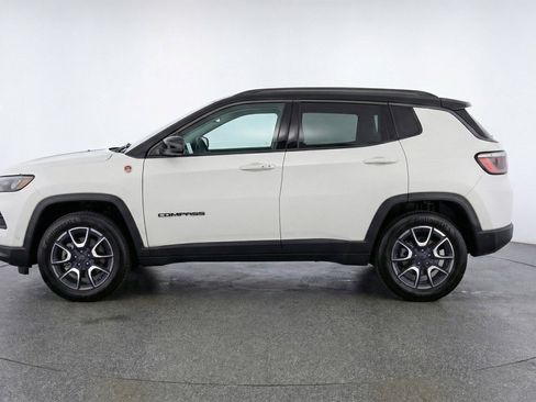 Used 2025 Jeep Compass Trailhawk AWD/4WD image 5