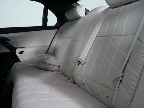 Used 2025 BMW i7 xDrive60 w/ Premium Package image 16