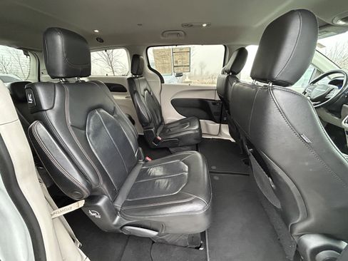 Used 2020 Chrysler Pacifica Touring-L image 17