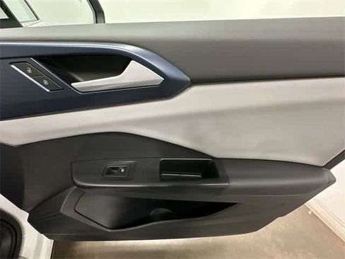 Certified 2022 Volkswagen Taos SE image 23