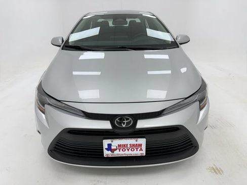 Used 2025 Toyota Corolla LE FWD image 3