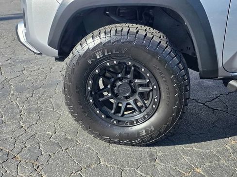 Used 2018 Toyota Tacoma TRD Off-Road w/ Technology Package AWD/4WD image 5