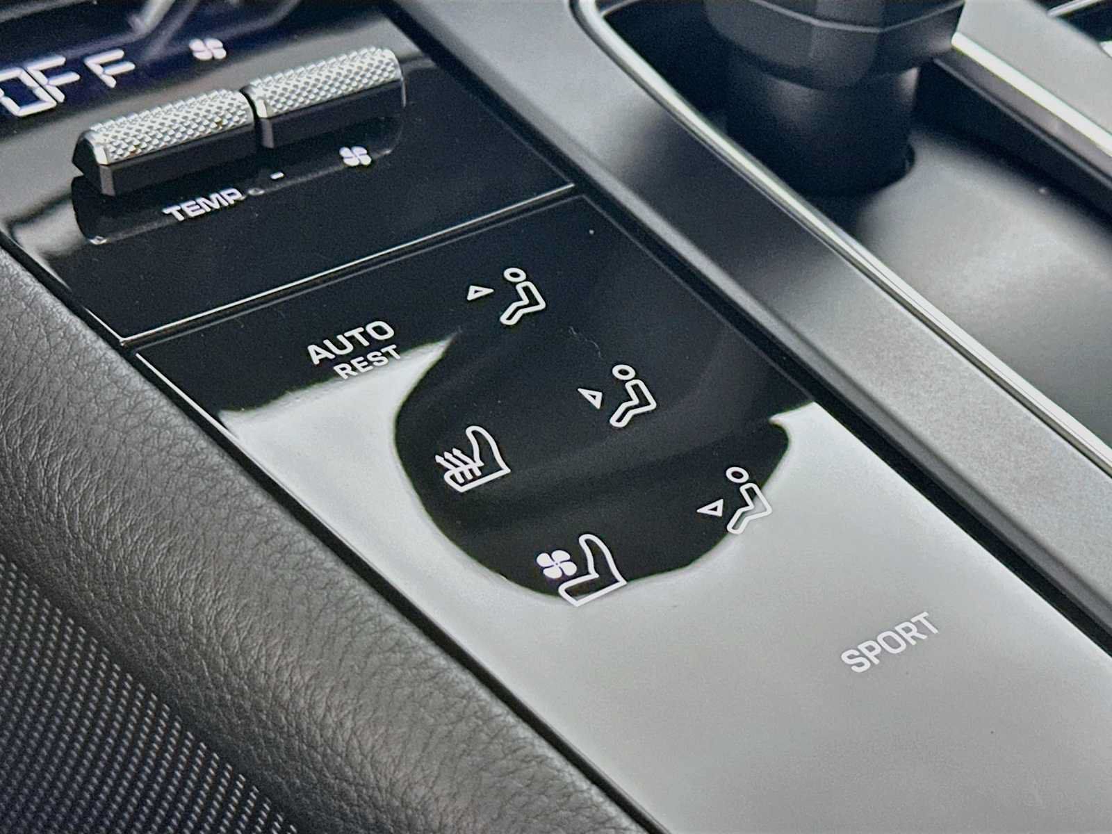 Certified 2025 Porsche Macan AWD/4WD image 21