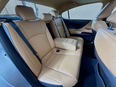 Used 2025 Lexus ES 300h w/ Premium Package image 25