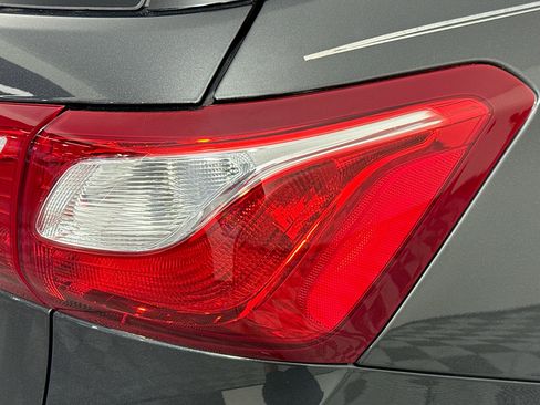 Used 2019 Chevrolet Equinox LT image 32