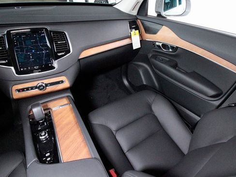 Certified 2025 Volvo XC90 B6 Plus w/ Protection Package Premier image 7