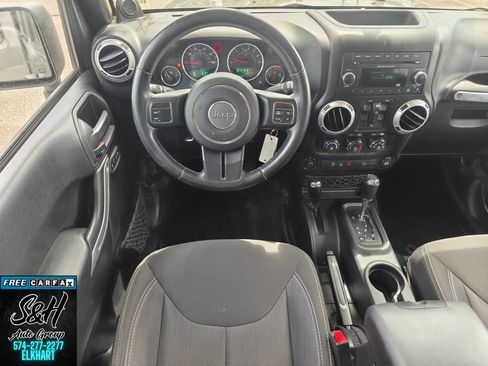 Used 2014 Jeep Wrangler Unlimited Sahara AWD/4WD image 4