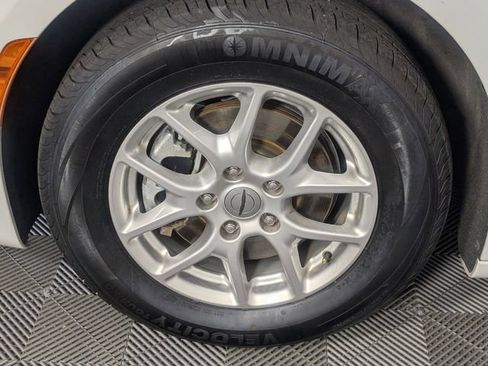 Used 2023 Chrysler Pacifica Touring-L FWD image 8