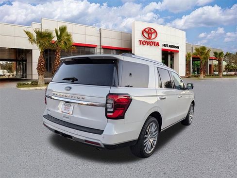 Used 2022 Ford Expedition Limited image 4