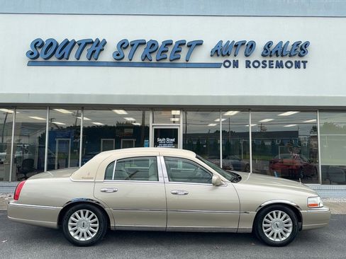 Used 2004 Lincoln Town Car Ultimate RWD image 1