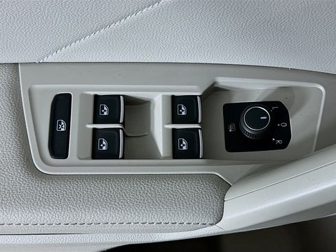 Used 2023 Volkswagen Tiguan SE image 15