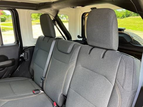 Used 2025 Jeep Wrangler Unlimited Sahara AWD/4WD image 25