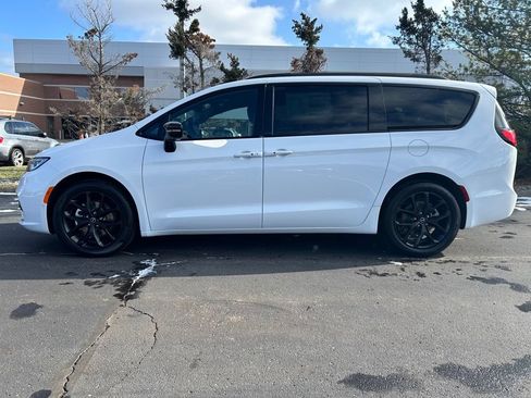 New 2026 Chrysler Pacifica Select w/ S Appearance Package FWD image 4