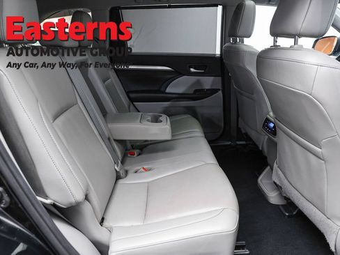 Used 2019 Toyota Highlander XLE AWD/4WD image 24