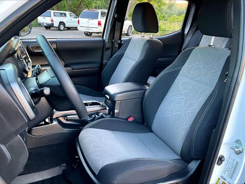 Certified 2023 Toyota Tacoma TRD Off-Road w/ Technology Package AWD/4WD image 7