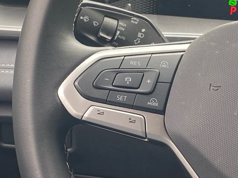 Used 2025 Volkswagen Tiguan SE AWD/4WD image 5