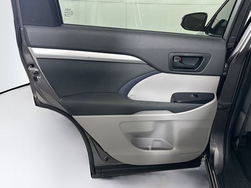 Used 2019 Toyota Highlander LE image 24