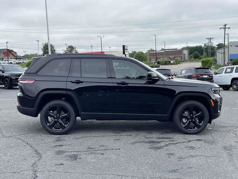 New 2025 Jeep Grand Cherokee Altitude image 9