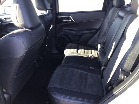 Used 2024 Mitsubishi Outlander SE image 10