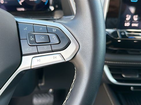 Used 2025 Volkswagen Atlas Cross Sport SE image 36