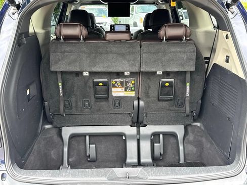 Used 2021 Toyota Sienna Platinum AWD/4WD image 5