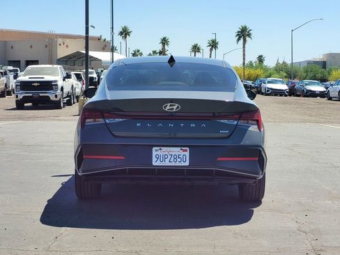 Used 2025 Hyundai Elantra Limited FWD image 5