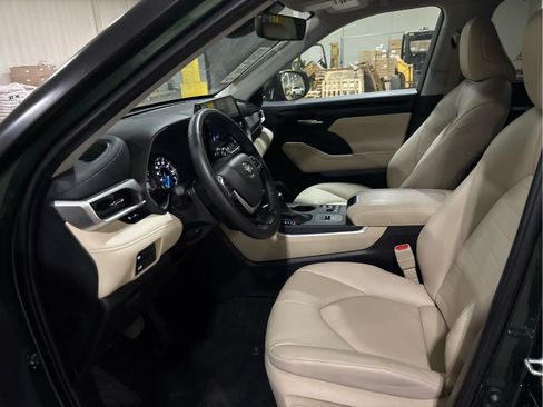 Certified 2025 Toyota Highlander XLE AWD/4WD image 9