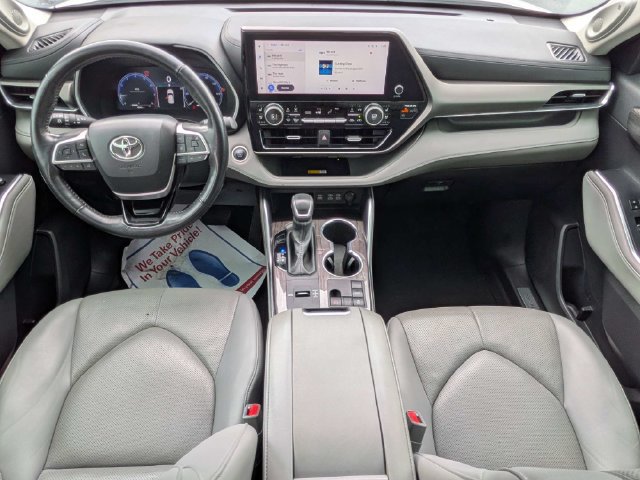 Used 2024 Toyota Highlander Limited FWD image 16