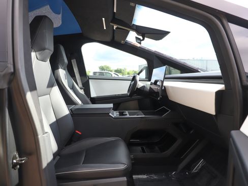Used 2024 Tesla Cybertruck AWD Crew Cab image 11