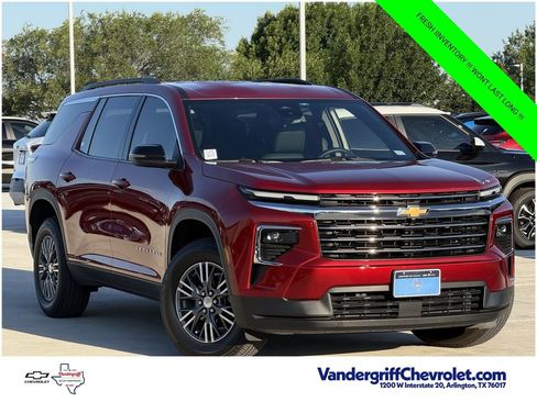 Certified 2025 Chevrolet Traverse LT FWD image 2