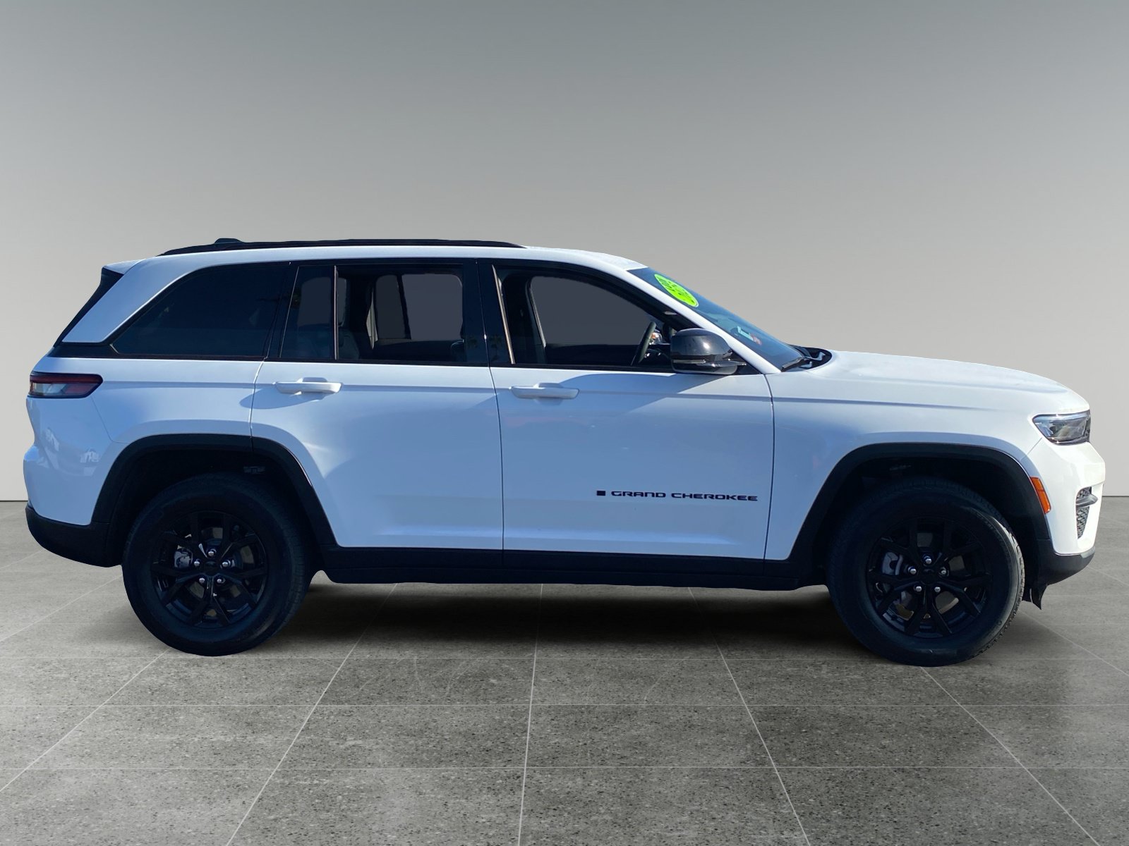 Used 2025 Jeep Grand Cherokee Altitude AWD/4WD image 6