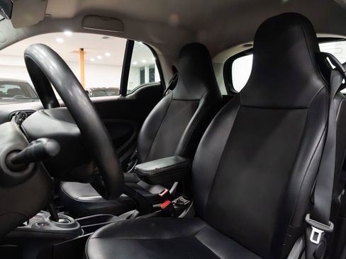 Used 2017 smart fortwo pure image 7