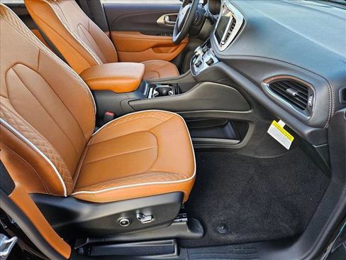 New 2026 Chrysler Pacifica Pinnacle FWD image 16