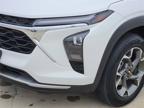 Certified 2024 Chevrolet Trax LT w/ Driver Confidence Package image 9