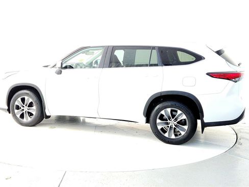 Used 2023 Toyota Highlander XLE image 4