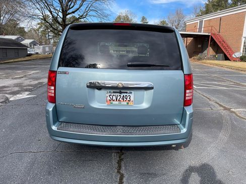 Used 2008 Chrysler Town & Country Touring FWD image 4