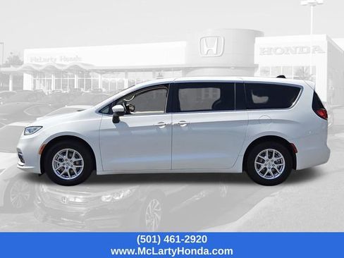 Used 2023 Chrysler Pacifica Touring-L FWD image 2