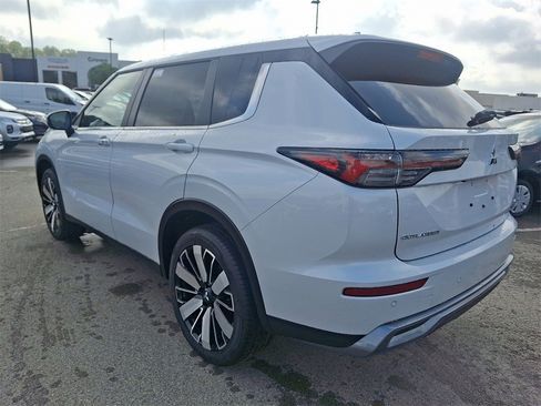 New 2025 Mitsubishi Outlander SE image 3