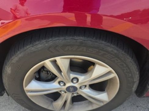 Used 2014 Ford Focus SE FWD image 2