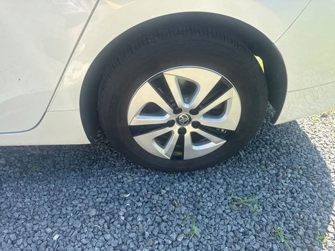 Used 2016 Toyota Prius Four w/ Advanced Technology Package FWD image 23