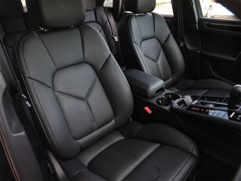 Certified 2025 Porsche Macan image 39