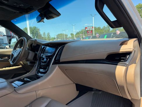 Used 2018 Cadillac Escalade Platinum AWD/4WD image 21