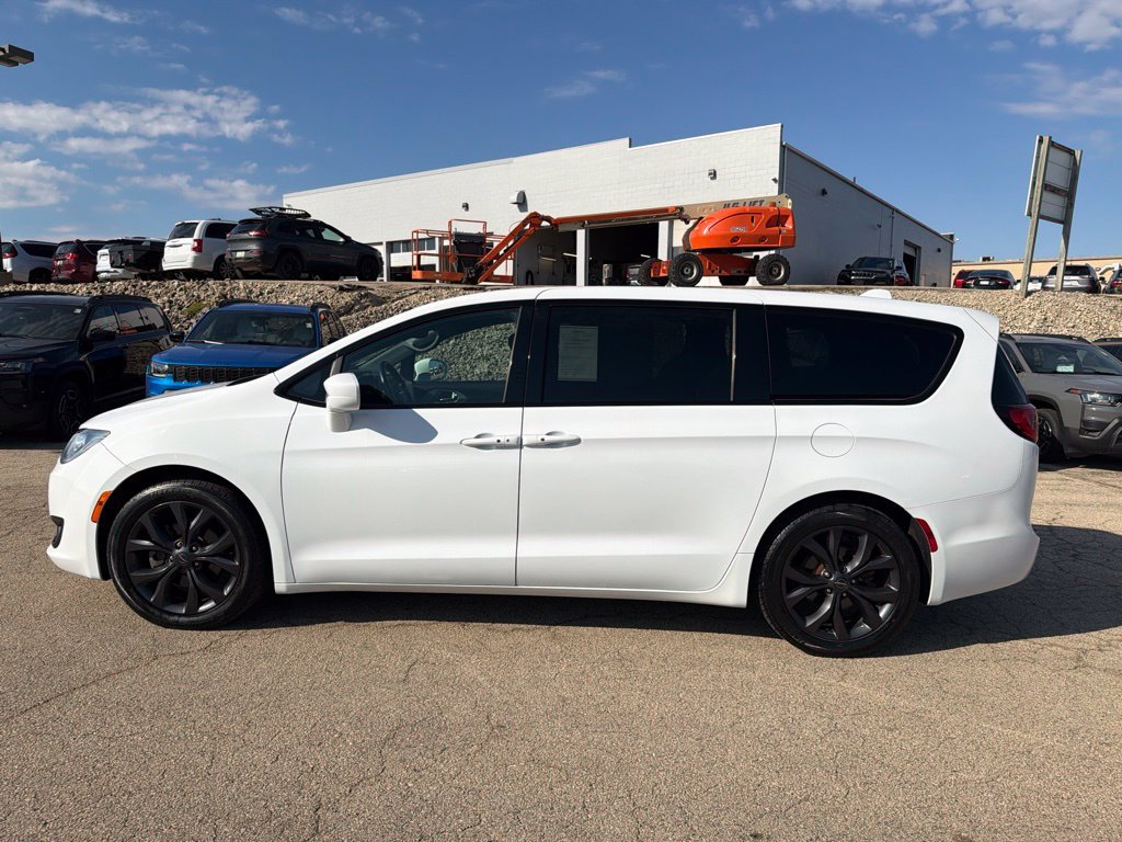 Used 2019 Chrysler Pacifica Touring Plus w/ S Appearance Package FWD image 8