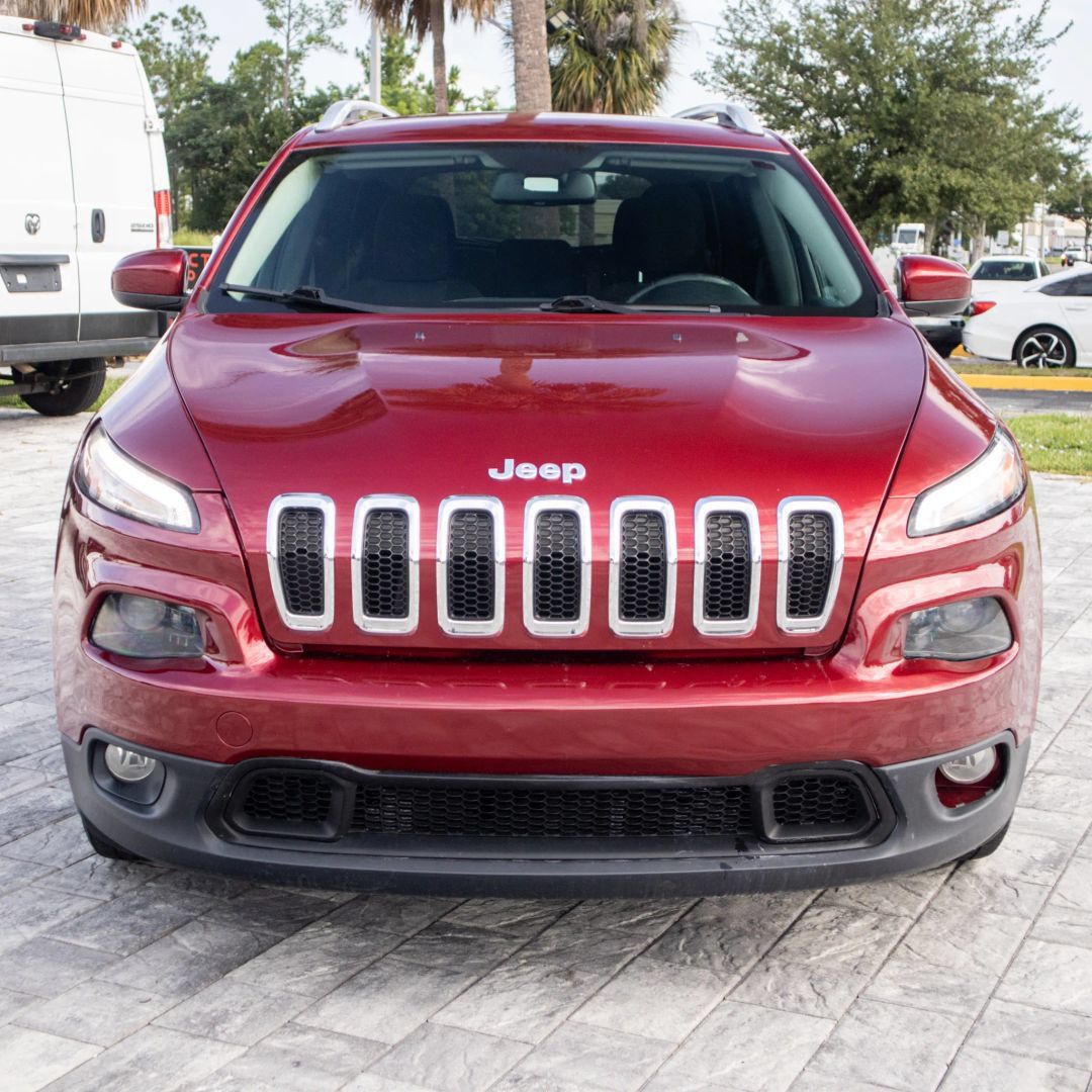 Used 2016 Jeep Cherokee Latitude FWD image 2