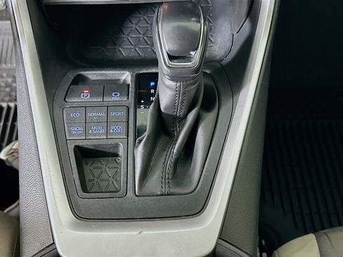 Used 2020 Toyota RAV4 XLE w/ Convenience Package image 25