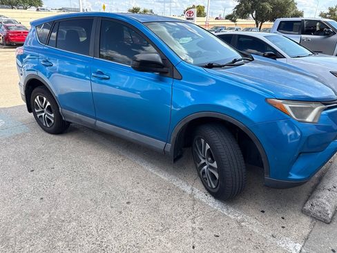 Used 2018 Toyota RAV4 LE FWD image 2
