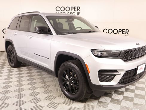 Used 2025 Jeep Grand Cherokee Altitude image 1