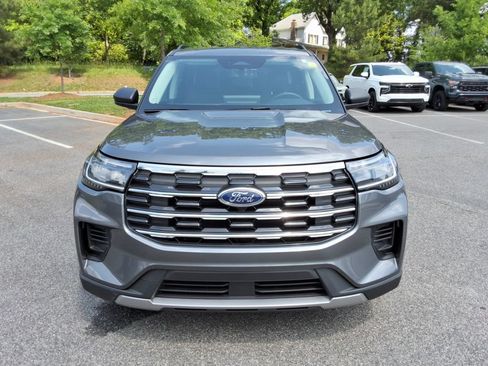 Used 2025 Ford Explorer Active RWD image 2