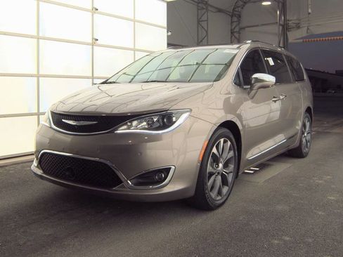 Used 2017 Chrysler Pacifica Limited image 1