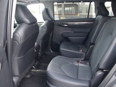Used 2025 Toyota Highlander Limited AWD/4WD image 15
